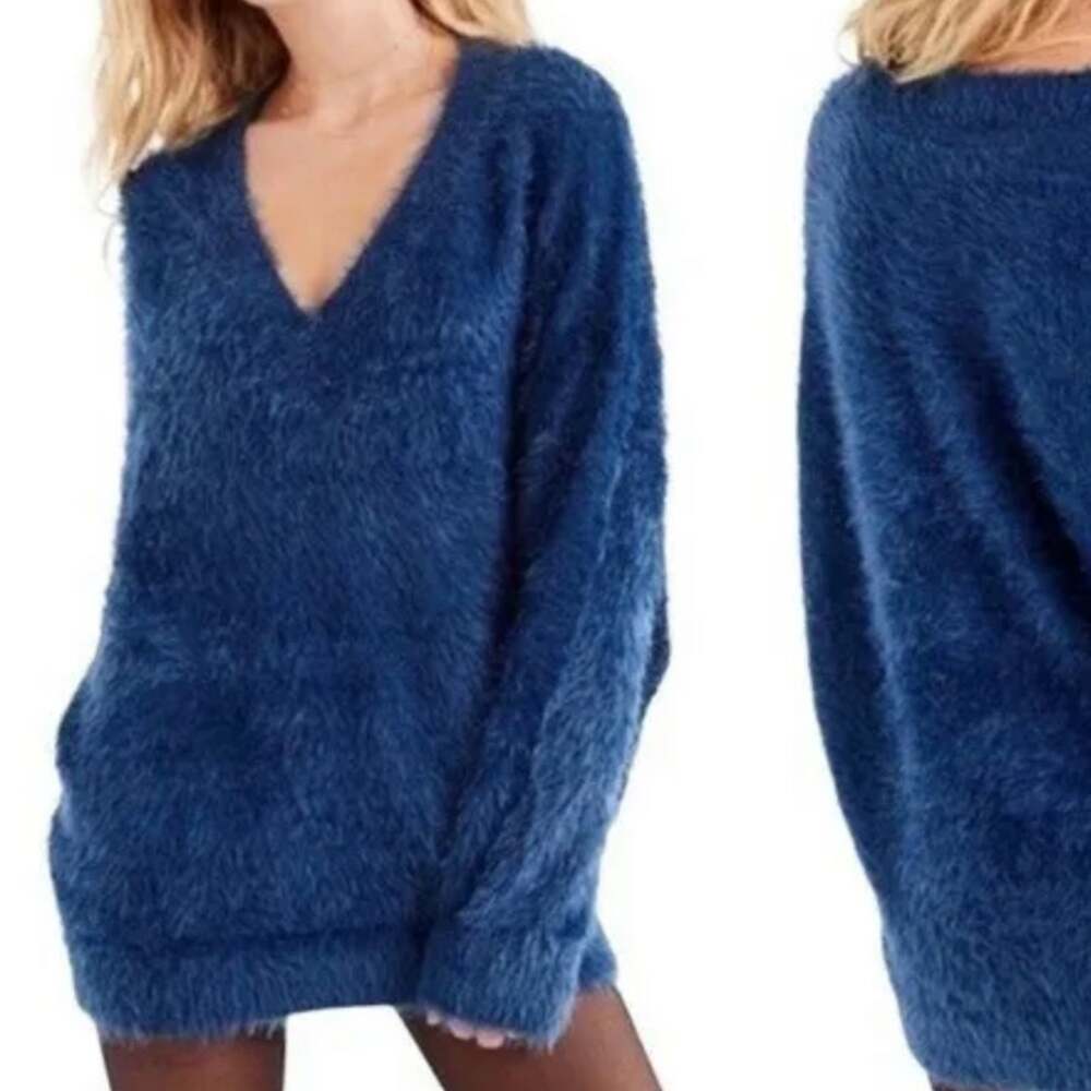 Urban outfitters blue eyelash v neck sweater size small dolman comfy oversized